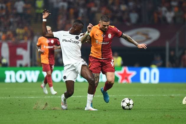 Mauro Icardi (9)of Galatasaray and Cheikh Niasse (L) of Young Boys during the UEFA Champions League Play-Offs Second Leg match between Galatasaray and Young Boys at Rams Park Stadium in Istanbul , Turkey on August 27 , 2024. ( Photo by Seskimphoto ) Galatasaray v Young Boys - UEFA Champions League Play-Offs Second Leg 