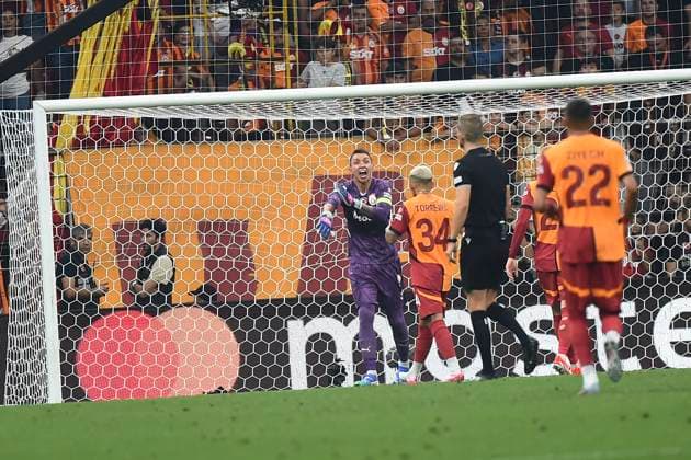 Sport Bilder des Tages Goalkeeper Fernando Muslera of Galatasaray reacts to referee during the UEFA Champions League Play-Offs Second Leg match between Galatasaray and Young Boys at Rams Park Stadium in Istanbul , Turkey on August 27 , 2024. ( Photo by Seskimphoto ) Galatasaray v Young Boys - UEFA Champions League Play-Offs Second Leg 