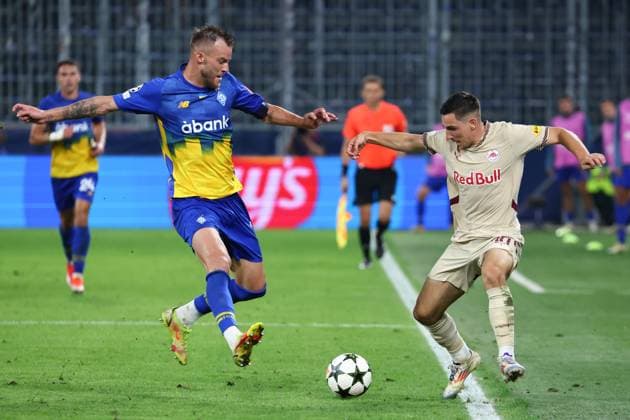 SOCCER - UEFA CL, RBS vs Kyiv SALZBURG,AUSTRIA,27.AUG.24 - SOCCER - UEFA Champions League, qualification, Red Bull Salzburg vs FC Dynamo Kyiv. Image shows Andriy Yarmolenko (Kyiv) and Oscar Gloukh (RBS).  GEPAxpictures xDavidxGeieregger