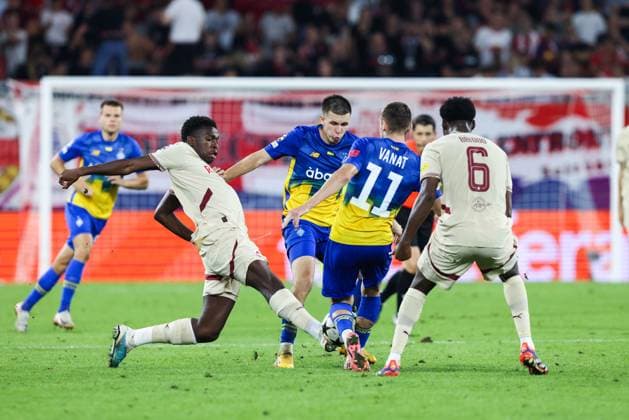 SOCCER - UEFA CL, RBS vs Kyiv SALZBURG,AUSTRIA,27.AUG.24 - SOCCER - UEFA Champions League, qualification, Red Bull Salzburg vs FC Dynamo Kyiv. Image shows Lucas Gourna-Douath (RBS), Oleksandr Pikhalonok and Vladyslav Vanat (Kyiv).  GEPAxpictures xMathiasxMandl
