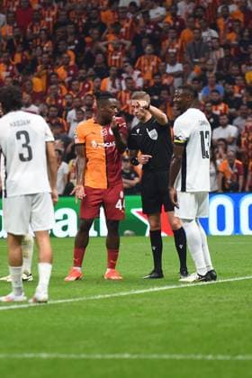 Michy Batshuayi of Galatasaray reacts to referee Espen Eskas during the UEFA Champions League Play-Offs Second Leg match between Galatasaray and Young Boys at Rams Park Stadium in Istanbul , Turkey on August 27 , 2024. ( Photo by Seskimphoto ) Galatasaray v Young Boys - UEFA Champions League Play-Offs Second Leg 