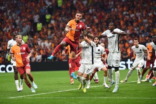 Mauro Icardi (9) of Galatasaray and Joel Monteiro (77) of Young Boys during the UEFA Champions League Play-Offs Second Leg match between Galatasaray and Young Boys at Rams Park Stadium in Istanbul , Turkey on August 27 , 2024. ( Photo by Seskimphoto ) Galatasaray v Young Boys - UEFA Champions League Play-Offs Second Leg 