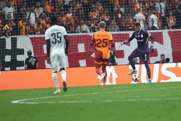 Goalkeeper Fernando Muslera of Galatasaray during the UEFA Champions League Play-Offs Second Leg match between Galatasaray and Young Boys at Rams Park Stadium in Istanbul , Turkey on August 27 , 2024. ( Photo by Seskimphoto ) Galatasaray v Young Boys - UEFA Champions League Play-Offs Second Leg 