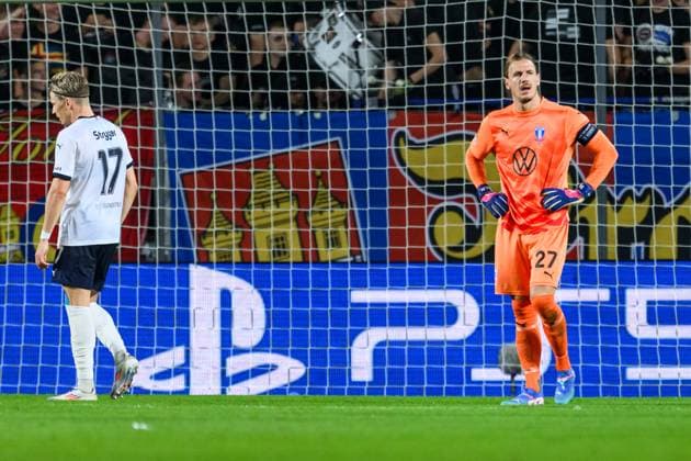 240827 goalkeeper Johan Dahlin of Malmö FF looks dejected during the UEFA Champions League football match between Sparta Prague and Malmö FF on August 27, 2024 in Prague Photo Mathilda Ahlberg BILDBYRAN kod MA MA0710 fotboll football soccer fotball champions league sparta prag malmö ff bbeng depp  Copyright: MATHILDAxAHLBERG BB240827MA121