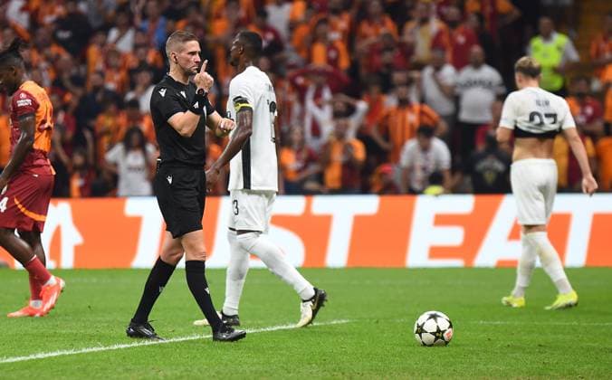 Referee Espen Eskas during the UEFA Champions League Play-Offs Second Leg match between Galatasaray and Young Boys at Rams Park Stadium in Istanbul , Turkey on August 27 , 2024. ( Photo by Seskimphoto ) Galatasaray v Young Boys - UEFA Champions League Play-Offs Second Leg 