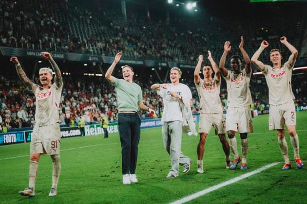 UEFA Champions League Play Off : FC Salzburg-Dynamo Kiew SALZBURG, AUSTRIA - AUGUST 27: Kamil Piatkowski, Coach Pepijn Lijnders, Bobby Clark, Adam Daghim, Samson Baidoo, Ignace van der Bremptof FC Salzburg performs during the UEFA Champions League play off second leg match FC Salzburg vs Dynamo Kiew on August 27, 2024 in Salzburg, Austria. Copyright: xAndreasxSchaadx-xFCxRedxBullxSalx AS3_8752