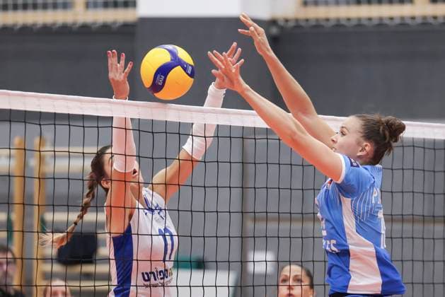 Volleyball, EM Quali, Frauen, Slowenien - Israel (240828) -- LJUBLJANA, Aug. 28, 2024 -- Sasa Planinsec (R) of Slovenia competes with Marcela Correa Goncalves of Israel during the CEV Eurovolley 2026 Women Qualification between Slovenia and Israel in Ljubljana, Slovenia, Aug. 27, 2024. (Photo by Zeljko Stevanic Xinhua) (SP)SLOVENIA-LJUBLJANA-VOLLEYBALL-CEV EUROVOLLEY 2026-QUALIFICATION-WOMEN-SLOVENIA VS ISRAEL ZhouxYue 