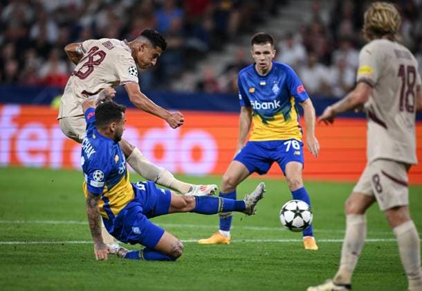 FOOTBALL Champions League qualifying season 2024 2025 return match FC Salzburg Dynamo Kyiv 27 08 2024 Adam Daghim left, FC Salzburg scores the goal for 1 0 against Vladyslav Dubinchak center, Dynamo Kyiv watched by Oleksandr Pikhalonok back, Dynamo Kyiv