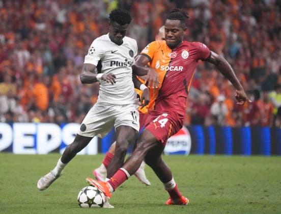 Michy Batshuayi (R) of Galatasaray and Ebrima Colley of Young Boys during the UEFA Champions League Play-Offs Second Leg match between Galatasaray and Young Boys at Rams Park Stadium in Istanbul , Turkey on August 27 , 2024. ( Photo by Seskimphoto ) Istanbul Turkey Istanbul Turkey Copyright: xSeskimphotox Gsaray-YoungBoys-27824 (173)