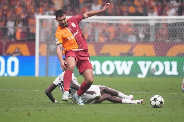 Kaan Ayhan of Galatasaray and Cheikh Niasse (20) of Young Boys during the UEFA Champions League Play-Offs Second Leg match between Galatasaray and Young Boys at Rams Park Stadium in Istanbul , Turkey on August 27 , 2024. ( Photo by Seskimphoto ) Istanbul Turkey Istanbul Turkey Copyright: xSeskimphotox Gsaray-YoungBoys-27824 (177)