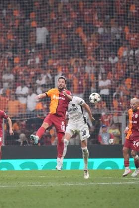 Dries Mertens (L) of Galatasaray and Sandro Lauper (30) of Young Boys during the UEFA Champions League Play-Offs Second Leg match between Galatasaray and Young Boys at Rams Park Stadium in Istanbul , Turkey on August 27 , 2024. ( Photo by Seskimphoto ) Istanbul Turkey Istanbul Turkey Copyright: xSeskimphotox Gsaray-YoungBoys-27824 (182)