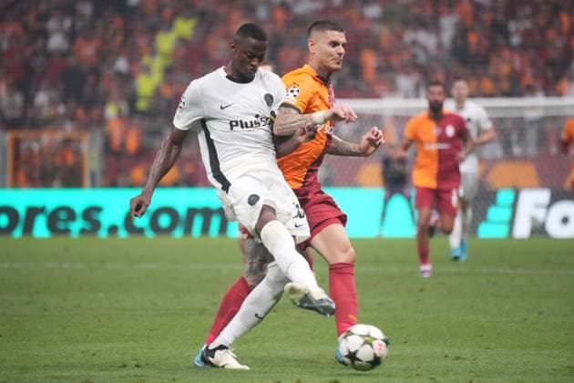 Mauro Icardi (R) of Galatasaray and Silvere Ganvoula of Young Boys during the UEFA Champions League Play-Offs Second Leg match between Galatasaray and Young Boys at Rams Park Stadium in Istanbul , Turkey on August 27 , 2024. ( Photo by Seskimphoto ) Istanbul Turkey Istanbul Turkey Copyright: xSeskimphotox Gsaray-YoungBoys-27824 (186)
