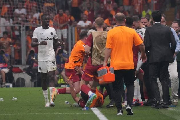 During the celebration of their goal, Young Boys players had a scuffle with Galatasaray players during the UEFA Champions League Play-Offs Second Leg match between Galatasaray and Young Boys at Rams Park Stadium in Istanbul , Turkey on August 27 , 2024. ( Photo by Seskimphoto ) Istanbul Turkey Istanbul Turkey Copyright: xSeskimphotox Gsaray-YoungBoys-27824 (193)