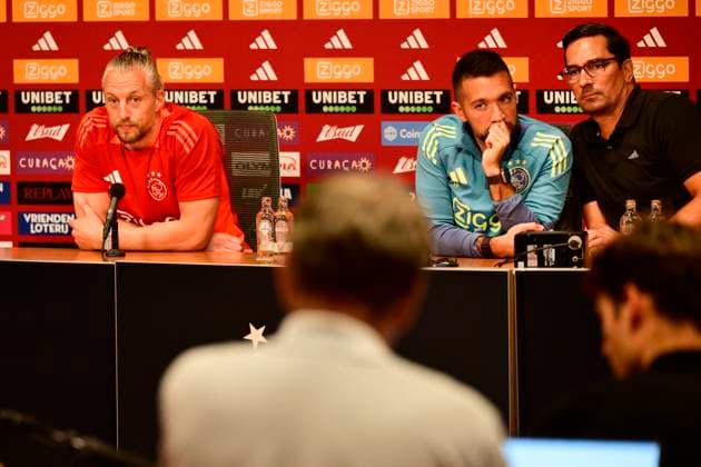 AMSTERDAM - Ajax goalkeeper Remko Pasveer, Ajax coach Fransesco Farioli and Ajax press officer Miel Brinkhuis during the press conference, PK, Pressekonferenz prior to the second play-off match in the Europa League against the Polish Jagiellonia Bialystok. ANP OLAF KRAAK xVIxANPxSportx xxANPxIVx 506941292 originalFilename: 506941292.jpg