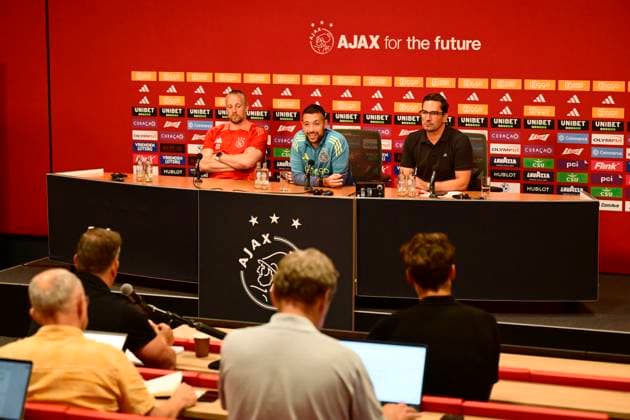 AMSTERDAM - Ajax goalkeeper Remko Pasveer, Ajax coach Fransesco Farioli and Ajax press officer Miel Brinkhuis during the press conference, PK, Pressekonferenz prior to the second play-off match in the Europa League against the Polish Jagiellonia Bialystok. ANP OLAF KRAAK xVIxANPxSportx xxANPxIVx 506941306 originalFilename: 506941306.jpg