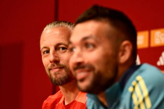 AMSTERDAM - Ajax goalkeeper Remko Pasveer, Ajax coach Francesco Farioli during the press conference, PK, Pressekonferenz prior to the second play-off match in the Europa League against the Polish Jagiellonia Bialystok. ANP OLAF KRAAK xVIxANPxSportx xxANPxIVx 506941374 originalFilename: 506941374.jpg
