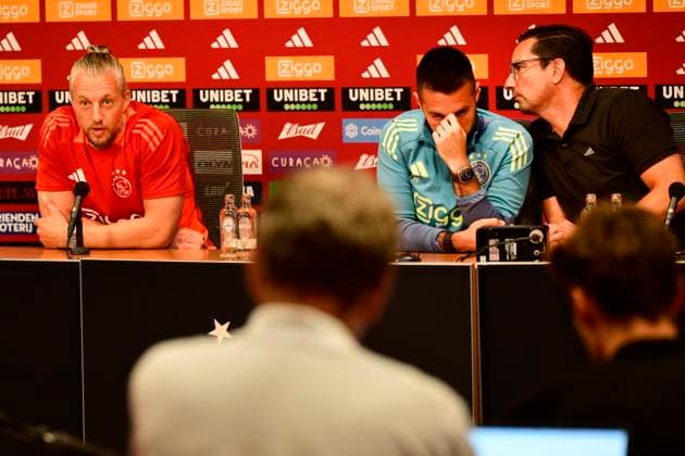 AMSTERDAM - Ajax goalkeeper Remko Pasveer, Ajax coach Fransesco Farioli and Ajax press officer Miel Brinkhuis during the press conference, PK, Pressekonferenz prior to the second play-off match in the Europa League against the Polish Jagiellonia Bialystok. ANP OLAF KRAAK xVIxANPxSportx xxANPxIVx 506941392 originalFilename: 506941392.jpg