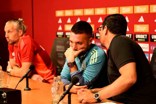 AMSTERDAM - Ajax goalkeeper Remko Pasveer, Ajax coach Fransesco Farioli and a translating Ajax press officer Miel Brinkhuis during the press conference, PK, Pressekonferenz prior to the second play-off match in the Europa League against the Polish Jagiellonia Bialystok. ANP OLAF KRAAK xVIxANPxSportx xxANPxIVx 506942069 originalFilename: 506942069.jpg
