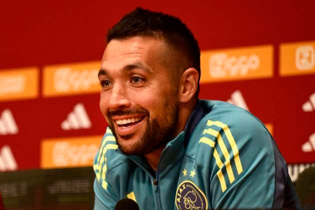 AMSTERDAM - Ajax coach Francesco Farioli during the press conference, PK, Pressekonferenz prior to the second play-off match in the Europa League against the Polish Jagiellonia Bialystok. ANP OLAF KRAAK xVIxANPxSportx xxANPxIVx 506942199 originalFilename: 506942199.jpg