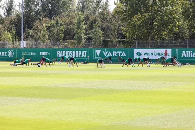 SOCCER - UEFA EL, Rapid vs Braga VIENNA,AUSTRIA,28.AUG.24 - SOCCER - UEFA Europa League, qualification, SK Rapid Wien vs Sporting Club de Braga, preview, training Rapid. Image shows the team of Rapid.  GEPAxpictures xArminxRauthner