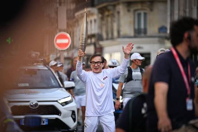 Bilder des Jahres 2024, Sport 08 August Sport Themen der Woche KW35 Sport Bilder des Tages Paris 2024 Paralympics - Jackie Chan Carries The Flame - Paris Chinese martial arts actor, Jackie Chan, carries the Paralympic flame through Paris just hours before the opening ceremony of the Paralympic Games on August 28, 2024. Photo by Tomas Stevens ABACAPRESS.COM Paris France  Copyright: xStevensxTomas ABACAx