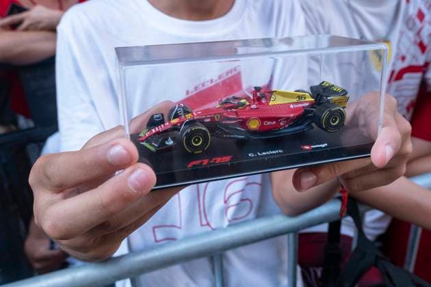 P.za San Babila. I piloti di Formula 1 del team Ferrari incontrano i fans presso lo shop Rayban in occasione del Gran Premio di Monza.- Cronaca- Milano, Italia - Mercoled& xec; 28 Agosto 2024 (Foto Alessandro Cimma Lapresse) P.za San Babila. Formula 1 drivers from the Ferrari team meet fans at the Rayban shop during the Monza Grand Prix.- Chronicle- Milan, Italy - Wednesday, Aug. 28, 2024 (Photo Alessandro Cimma Lapresse)  Copyright: xAlessandroxCimma LaPresse Alessax