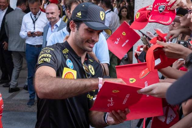 P.za San Babila. I piloti di Formula 1 del team Ferrari incontrano i fans presso lo shop Rayban in occasione del Gran Premio di Monza.- Cronaca- Milano, Italia - Mercoled& xec; 28 Agosto 2024 (Foto Alessandro Cimma Lapresse) P.za San Babila. Formula 1 drivers from the Ferrari team meet fans at the Rayban shop during the Monza Grand Prix.- Chronicle- Milan, Italy - Wednesday, Aug. 28, 2024 (Photo Alessandro Cimma Lapresse) Carlos Sainz  Copyright: xAlessandroxCimma LaPresse Alessax