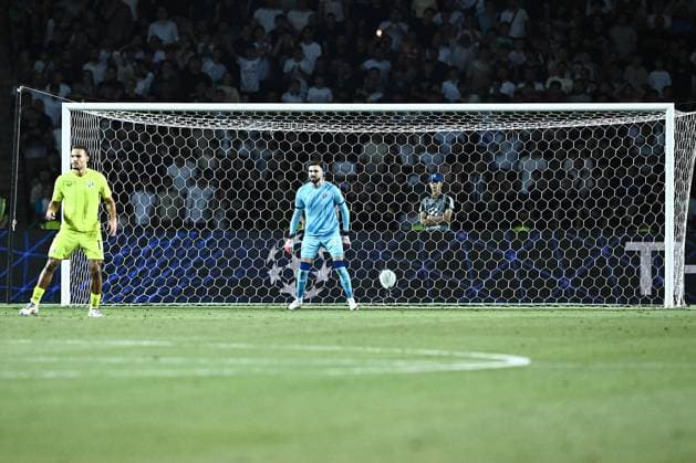 Qarabag v GNK Dinamo Zagreb - UEFA Champions Qualifying Play-Off: Second Leg BAKU, AZERBAIJAN - AUGUST 28: Dinamo Zagreb Goalkeeper Ivan Nevistic in action during the UEFA Champions Qualifying Play-Off Second Leg match between Qarabag and GNK Dinamo Zagreb at Tofiq Bahramov Stadium on August 28, 2024 in Baku, Azerbaijan.  MarkoxLukunic PIXSELL