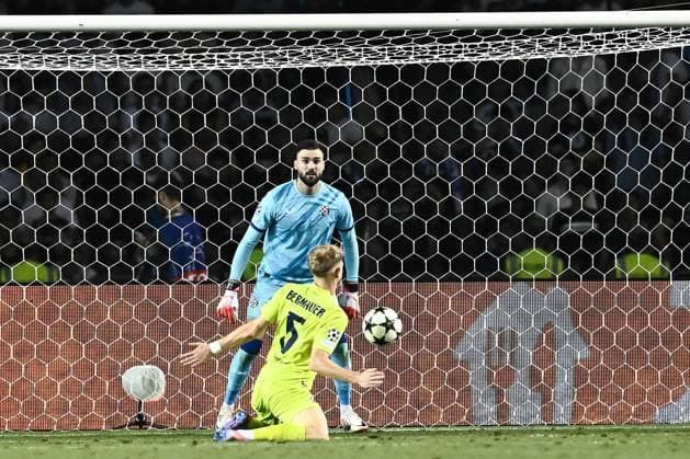 Qarabag v GNK Dinamo Zagreb - UEFA Champions Qualifying Play-Off: Second Leg BAKU, AZERBAIJAN - AUGUST 28: Dinamo Zagreb Goalkeeper Ivan Nevistic in action during the UEFA Champions Qualifying Play-Off Second Leg match between Qarabag and GNK Dinamo Zagreb at Tofiq Bahramov Stadium on August 28, 2024 in Baku, Azerbaijan.  MarkoxLukunic PIXSELL