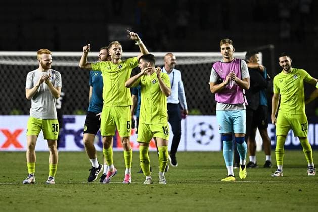 Qarabag v GNK Dinamo Zagreb - UEFA Champions Qualifying Play-Off: Second Leg BAKU, AZERBAIJAN - AUGUST 28: Luka Vrbancic of Dinamo Zagreb, Maxime Bernauer of Dinamo Zagreb and Martin Baturina of Dinamo Zagreb acknowledge fans after the UEFA Champions Qualifying Play-Off Second Leg match between Qarabag and GNK Dinamo Zagreb at Tofiq Bahramov Stadium on August 28, 2024 in Baku, Azerbaijan.  MarkoxLukunic PIXSELL