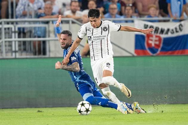 Tigran Barseghyan in the battle for the ball with Dario Osorio ,UEFA Champions league quali match, SK Slovan Bratislava - FC Midtjylland, 28. august 2024 Copyright: xMICHALxFAJT,ZOSPORTU.SKx DSC_7823