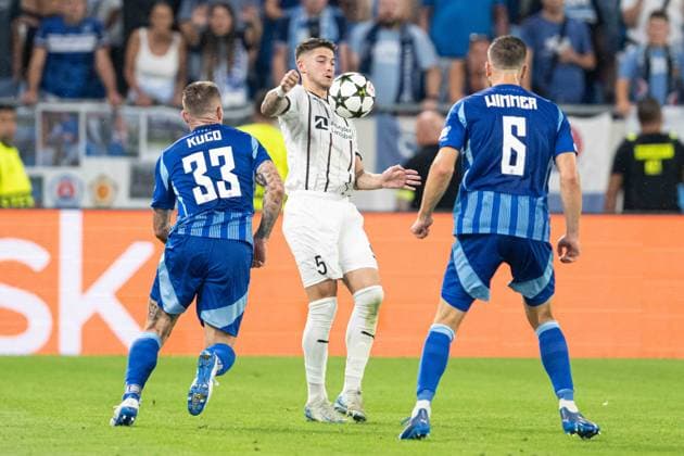 Emiliano Martinez in the battle for the ball, UEFA Champions league quali match, SK Slovan Bratislava - FC Midtjylland, 28. august 2024 Copyright: xMICHALxFAJT,ZOSPORTU.SKx DSC_7985