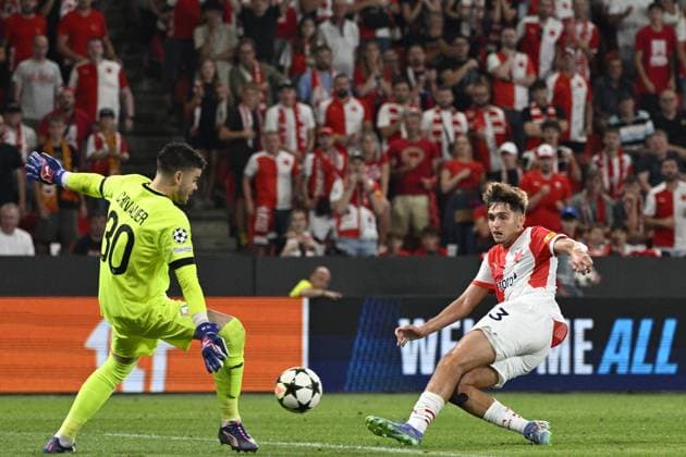 L-R goalkeeper Lucas Chevalier (Lille) and Mojmir Chytil (Slavia) in action during the UEFA Champions League, 4th qualifying round, return match SK Slavia Praha (Czechia) vs Lille OSC (France), in Prague, Czech Republic, on August 28, 2024. (CTKxPhoto MichalxKamaryt) CTKPhotoP2024082808611  CTKPhotoP2024082808611