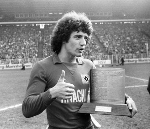 Archivbilder der Woche SPORT KW35 Hamburger SV - Borussia Mönchengladbach 2:6 22.04.1978 Kevin Keegan (HSV) wird geehrt zu Hamburgs Fußballer des Jahres 1977 Â *** Hamburger SV Borussia Mönchengladbach 2 6 22 04 1978 Kevin Keegan HSV is honored as Hamburgs Footballer of the Year 1977 Â HM