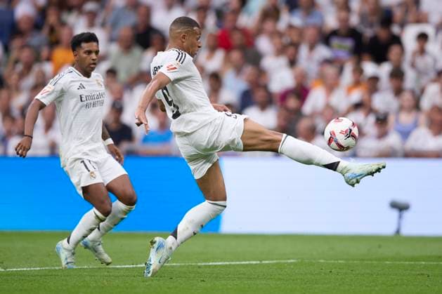Kyliam Mbappe Real Madrid CF controls the ball, LaLiga, Real Madrid v Real Valladolid, Santiago BernabÃ u, 25 08 2024, Madrid, Spainen Defodi 071 RMCVLL20240825 038 Defodi-071
