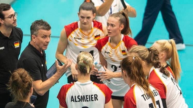 29 08 2024, Volleyball, Qualification for the European Championship 2026, CEV EuroVolley 2026 Qualifier,Women, 2 Matchday, Germany Finland Coach Alexander Waibl Germany, 2 v li gives instructions to his players Schwerin Palmberg Arena Mecklenburg-Vorpommern Germany