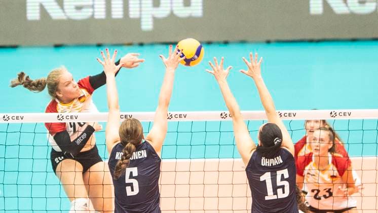 29 08 2024, Volleyball, Qualification for the European Championship 2026, CEV EuroVolley 2026 Qualifier,Women, 2 Matchday, Germany Finland 3 0 Lena Kindermann Germany, left against Suvi Kokkonen Finland, 2nd from left and Daniela Öhman Finland, 3rd from left Schwerin Palmberg Arena Mecklenburg-Vorpommern Germany