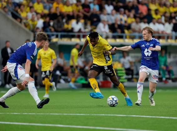 BORAS, SWEDEN 20240829 Elfsborgs Jalal Abdullai tries to get past Moldes Casper oyvann and Mats Moller Daehli during Thursdays Europa League qualifying match between IF Elfsborg and Molde FK at Boras Arena BORAS SWEDEN x9200x  Copyright: xAdamxIhse TTx KVAL EUROPA LEAUE ELFSBORG-MOLDE