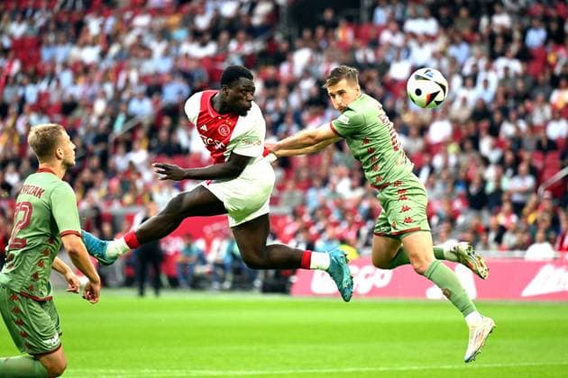 AMSTERDAM - (l-r) Brian Brobbey of Ajax, Michal Sacek of Jagiellonia BiaÅ‚ystok during the UEFA Europa League play-offs match between Ajax and Jagiellonia BiaÅ‚ystok at the Johan Cruijff ArenA on August 29, 2024 in Amsterdam. ANP OLAF KRAAK UEFA Europa League Play-Offs Second Leg 2024 25 xVIxANPxSportx xxANPxIVx 507047426 originalFilename: 507047426.jpg