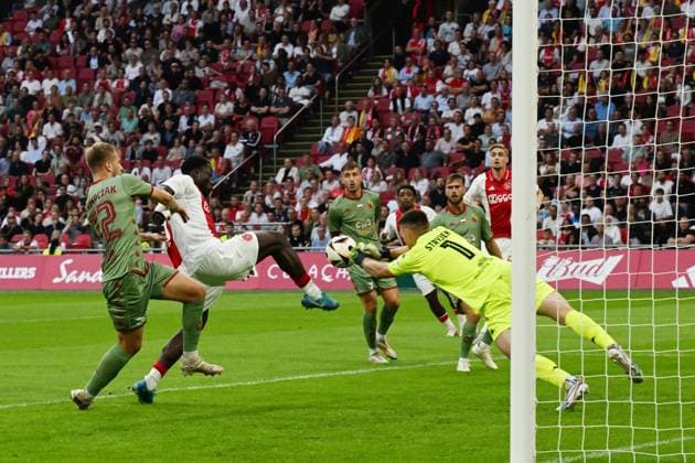 AMSTERDAM - (l-r) Mateusz Skrzypczak of Jagiellonia BiaÅ‚ystok, Brian Brobbey of Ajax, Jagiellonia BiaÅ‚ystok goalkeeper Maksymilian Stryjek during the UEFA Europa League play-offs match between Ajax and Jagiellonia Bialystok at the Johan Cruijff ArenA on August 29, 2024 in Amsterdam. ANP OLAF KRAAK UEFA Europa League Play-Offs Second Leg 2024 25 xVIxANPxSportx xxANPxIVx 507048019 originalFilename: 507048019.jpg