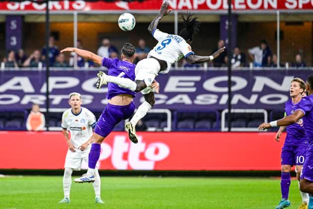 Anderlecht s Jan-Carlo Simic and Dinamo s Steven Alfred pictured in action during a soccer game between Belgian RSC Anderlecht and Belarusian FC Dinamo Minsk, Thursday 29 August 2024 in Brussels, the return leg of the play-offs for the UEFA Europa League competition. Anderlecht won the first leg 0-1. TOM GOYVAERTS TomxGoyvaerts  x99327016x