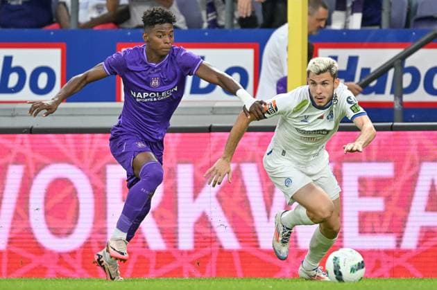 240829 RSC Anderlecht vs Dinamo Minsk Nilson Angulo (32) of Anderlecht fighting for the ball with Vadim Pigas (2) of Dinamo-Minsk during the Europa League play off second leg game in the 2024-2025 season between Royal Sporting Club Anderlecht and Dinamo Minsk on August 29 , 2024 in Anderlecht, Belgium. (Photo by David Catry Isosport ) ANDERLECHT BELGIUM  Copyright: xx 478971