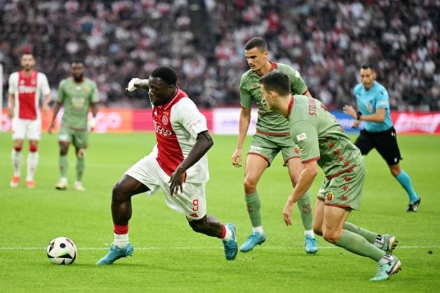 AMSTERDAM - (l-r) Brian Brobbey of Ajax, Dusan Stojinovic of Jagiellonia BiaÅ‚ystok during the UEFA Europa League play-offs match between Ajax and Jagiellonia BiaÅ‚ystok at the Johan Cruijff ArenA on August 29, 2024 in Amsterdam. ANP OLAF KRAAK UEFA Europa League Play-Offs Second Leg 2024 25 xVIxANPxSportx xxANPxIVx 507048310 originalFilename: 507048310.jpg