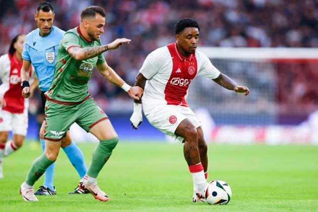 AMSTERDAM, 29-08-2024 , JohanCruyff Arena, Europa League Play Offs, season 2024 2025, Ajax- Jagiellonia Bialystok. (L-R) Jagiellonia Bialystok player Jesus Imaz Balleste, Ajax player Steven Bergwijn Ajax - Jagiellonia Bialystok  x26143104x Copyright: