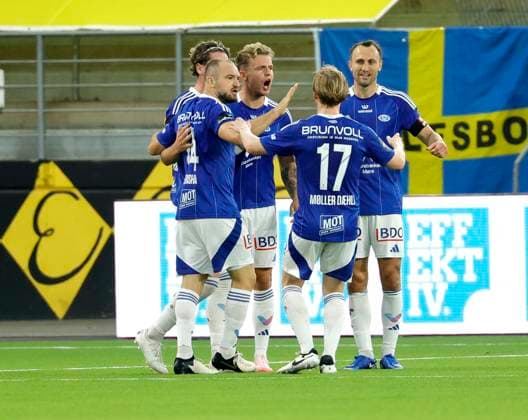 BORAS, SWEDEN 20240829 Moldes 14 Veton Berisha, left, celebrates with teammates after 0-1 in the 62nd minute during Thursdays Europa League qualifying match between IF Elfsborg and Molde FK at Boras Arena BORAS SWEDEN x9200x  Copyright: xAdamxIhse TTx KVAL EUROPA LEAUE ELFSBORG-MOLDE