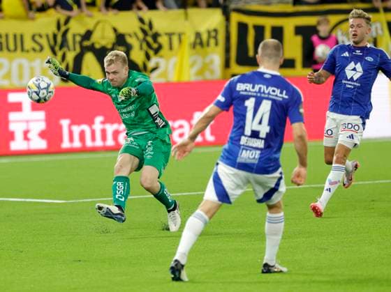 BORAS, SWEDEN 20240829 Elfsborg goalkeeper Isak Pettersson clears the ball away from Moldes players during Thursdays Europa League qualifying match between IF Elfsborg and Molde FK at Boras Arena BORAS SWEDEN x9200x  Copyright: xAdamxIhse TTx KVAL EUROPA LEAUE ELFSBORG-MOLDE