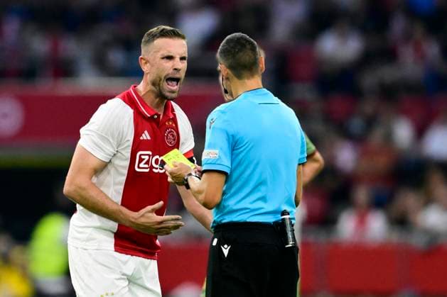 AMSTERDAM - (l-r) Jordan Henderson of Ajax receives the yellow card from referee Maurizio Mariani (ITA) during the UEFA Europa League play-offs match between Ajax and Jagiellonia Bialystok at the Johan Cruijff ArenA on August 29, 2024 in Amsterdam. ANP OLAF KRAAK UEFA Europa League Play-Offs Second Leg 2024 25 xVIxANPxSportx xxANPxIVx 507049266 originalFilename: 507049266.jpg