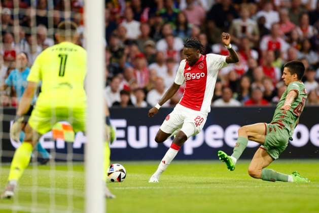 AMSTERDAM, 29-08-2024 , JohanCruyff Arena, Europa League Play Offs, season 2024 2025, Ajax- Jagiellonia Bialystok. (L-R) Ajax player Bertrand Traore, Jagiellonia Bialystok player Joao Moutinho Ajax - Jagiellonia Bialystok  x26143225x Copyright: