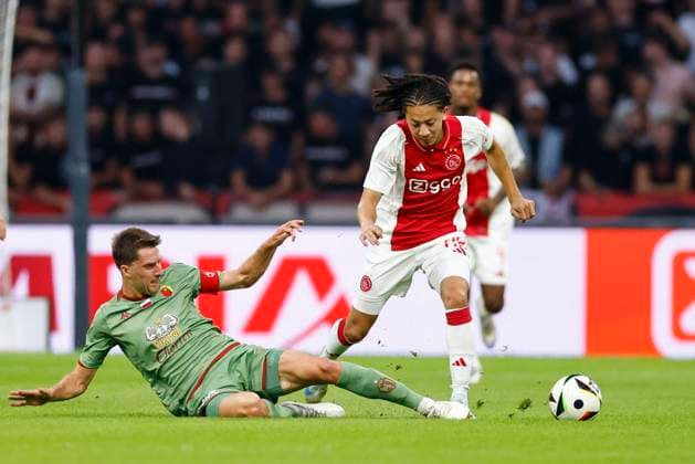 AMSTERDAM, 29-08-2024 , JohanCruyff Arena, Europa League Play Offs, season 2024 2025, Ajax- Jagiellonia Bialystok. (L-R) Jagiellonia Bialystok player Taras Romanczuk, Ajax player Kian Fitz-Jim Ajax - Jagiellonia Bialystok  x26143227x Copyright:
