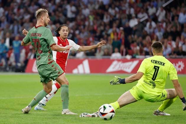 AMSTERDAM, 29-08-2024 , JohanCruyff Arena, Europa League Play Offs, season 2024 2025, Ajax- Jagiellonia Bialystok. (L-R) Jagiellonia Bialystok player Mateusz Skrzypczak, Ajax player Kian Fitz-Jim scores 1-0 , Jagiellonia Bialystok goalkeeper Maksymilian Stryjek Ajax - Jagiellonia Bialystok  x26143230x Copyright: